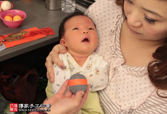 剃胎毛、滿月剃頭、嬰兒剃頭、嬰兒理髮、嬰兒剃髮、嬰兒剃胎毛、嬰兒滿月剃頭、寶寶剃頭、剃胎毛儀式、剃胎毛吉祥話、滿月剃頭儀式、滿月剃頭吉祥話、寶寶剃胎毛、寶寶滿月剃頭理髮、 新北永和區剃胎毛、新北永和區滿月剃頭、 新北永和區嬰兒剃頭剃胎毛、新北永和區嬰兒理髮、新北永和區嬰兒剃髮、林寶寶(新北永和區到府嬰兒寶寶滿月剃頭理髮、免費到府嬰兒剃胎毛儀式吉祥話)。到府剃頭剃胎毛主持、專業拍照、DVD光碟、證書。★購買「臍帶章、肚臍章、胎毛筆刷印章」贈送：剃頭、收涎、抓周，三選一。2016.01.30 照片5